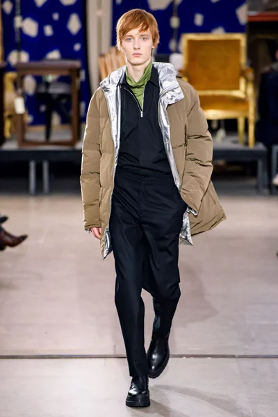 Look 16